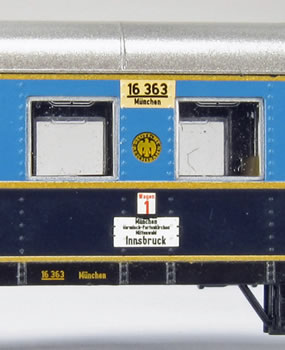 Liliput: Muster E44.5 und Schnellzugwagen