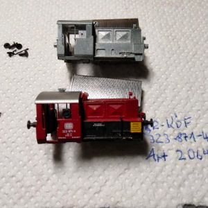 2 Gehäuse (Metall) Köf mit Lok-Nr:323 871-4 und Kleinteile