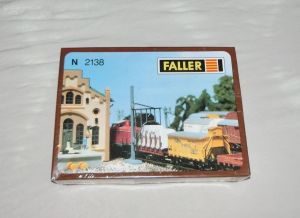 FALLER 2138, Bausatz Rohrblasgerüst, Lademaß, Wasserkran, Puffer. Bausatz in Folie.