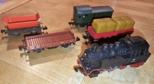 Dampflok BR 80 mit vier Güterwagen