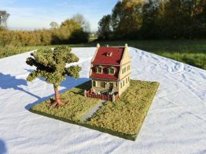 Diorama Faller 2260 Siedlungshaus Gartenstadt, auf Holztafel 17,0 x 12,0 cm.