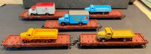 5x aus Set H23004 Flachwagen Rtmm56, DB, Ep3, mit miNis LKW-Modellen
