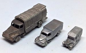 Drei Weißmetall Modelle