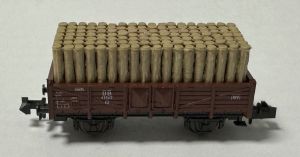 Offener Güterwagen mit Holzladung 