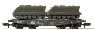 Schwerlastwagen, 4-achsig, olivfarben, beladen mit 2 Panzern M113